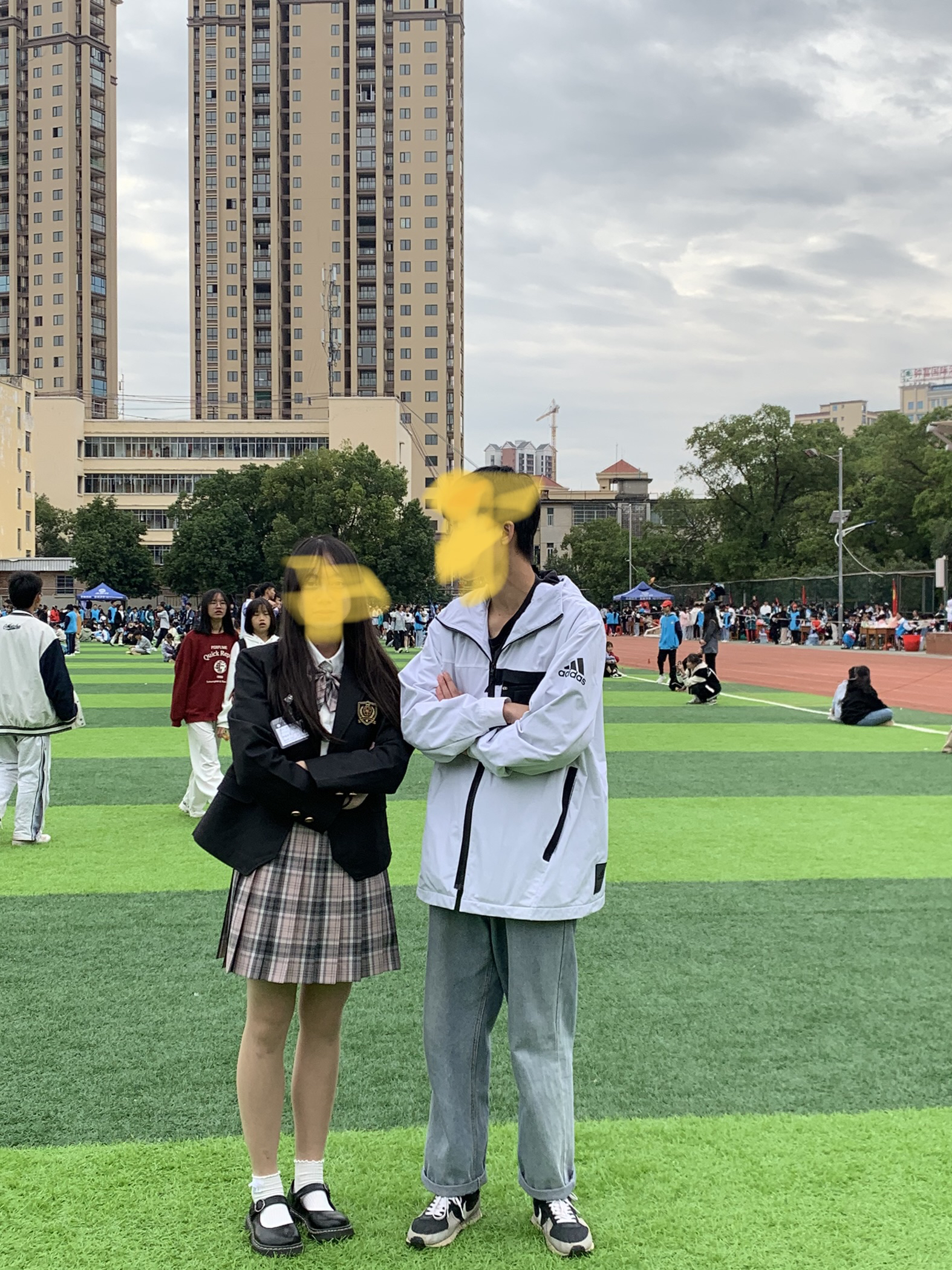 白色很好看，上身效果非常好，随便穿个牛仔
