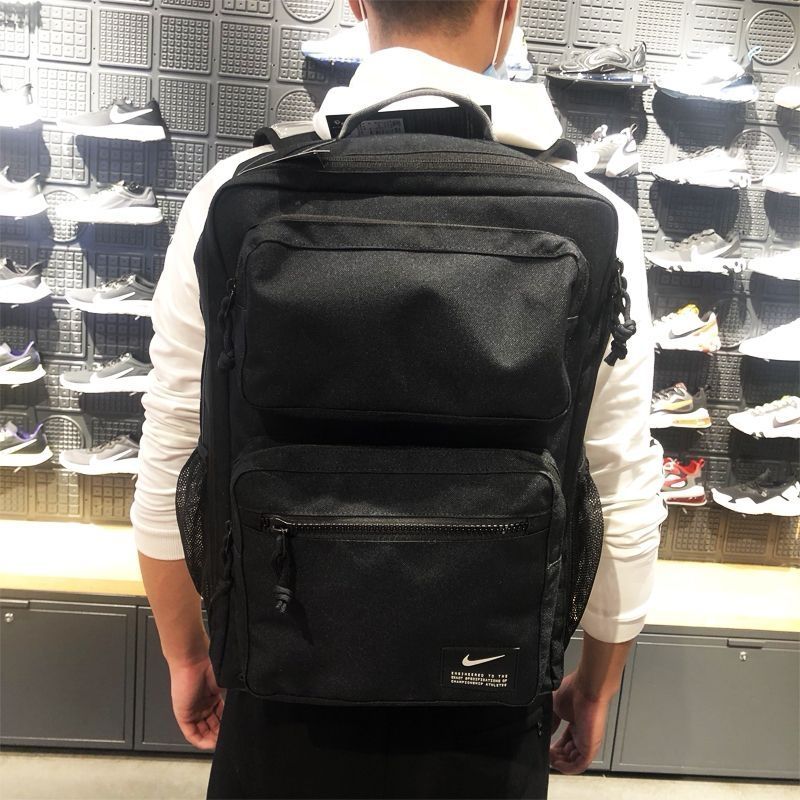 Nike双肩包，超大容量。