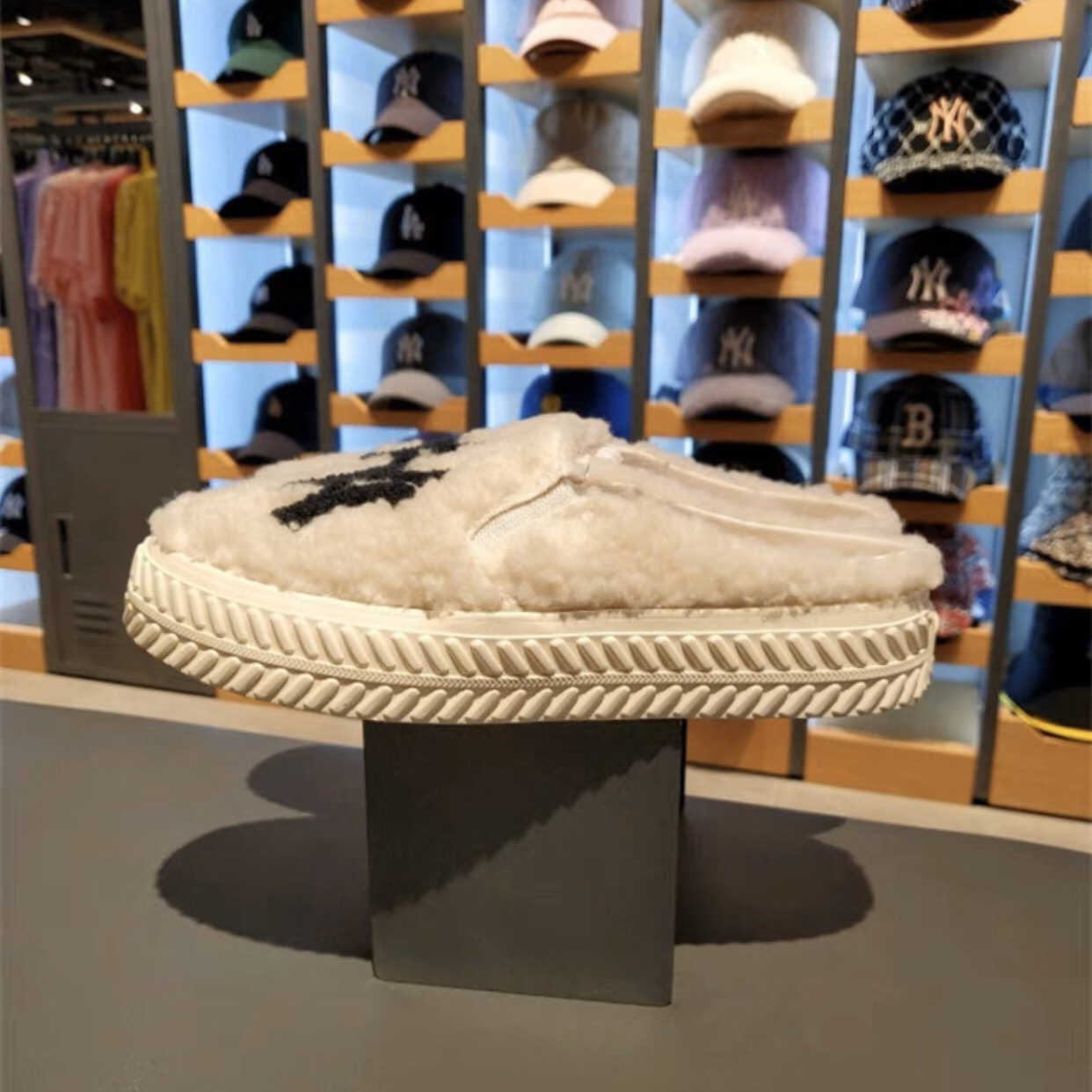 超可爱的 MLB Play Ball 毛绒拖鞋