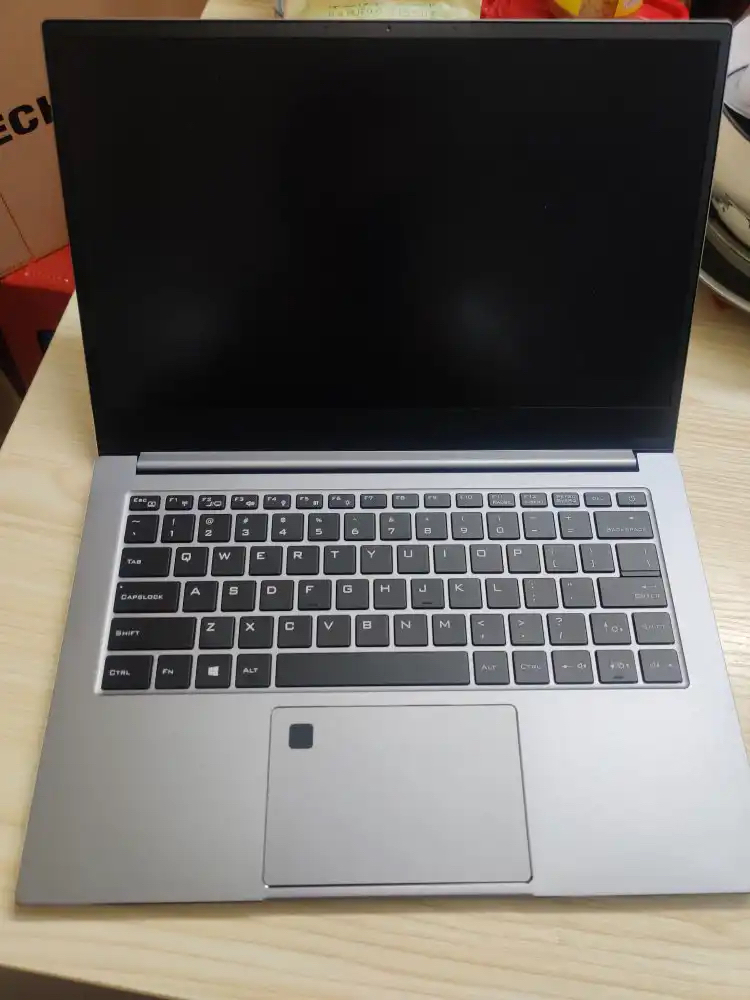 机械革命 S3 pro 很薄很轻，办公实用。