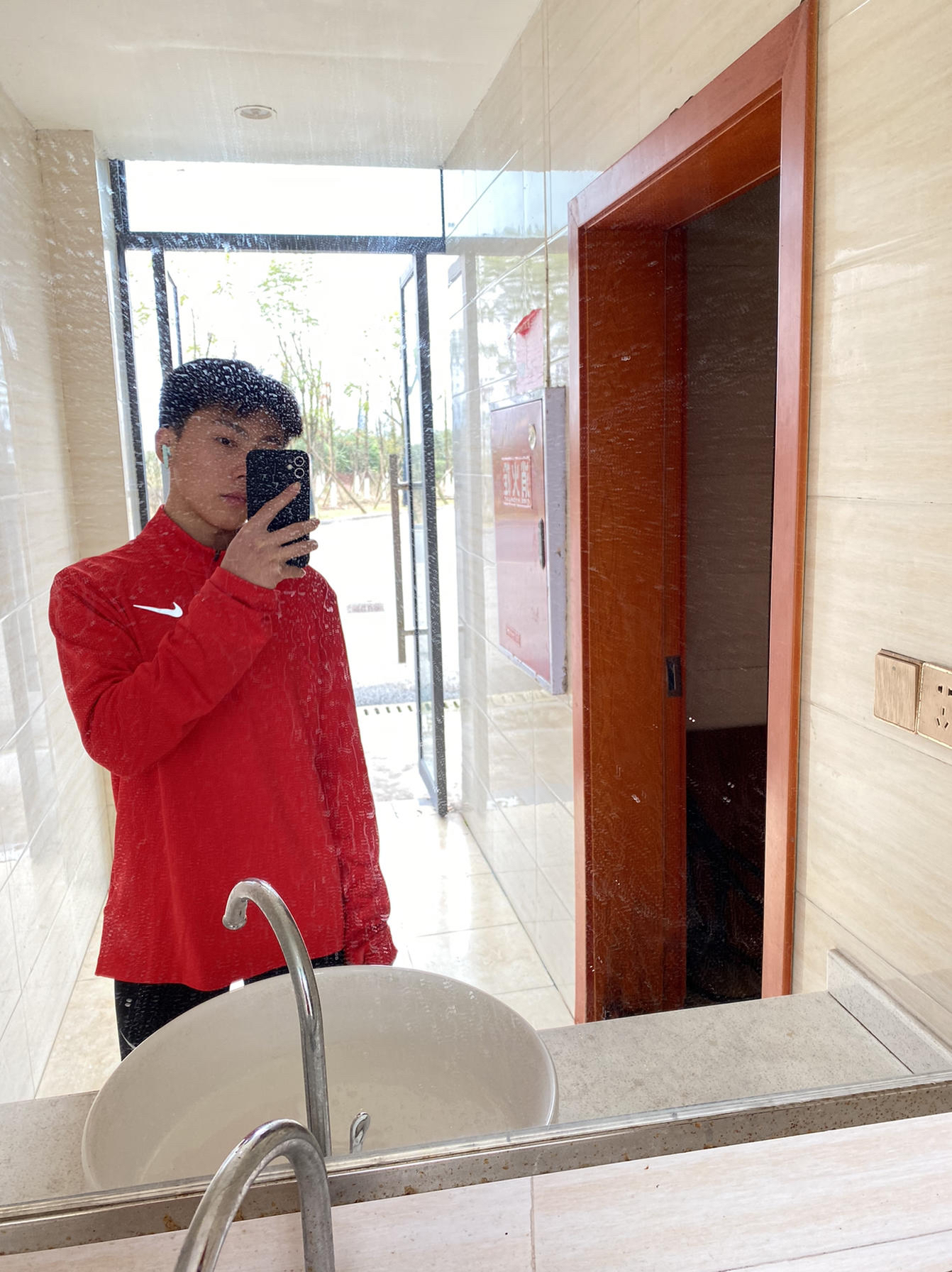 衣服颜色是很正的番茄红，上身特帅，随便搭