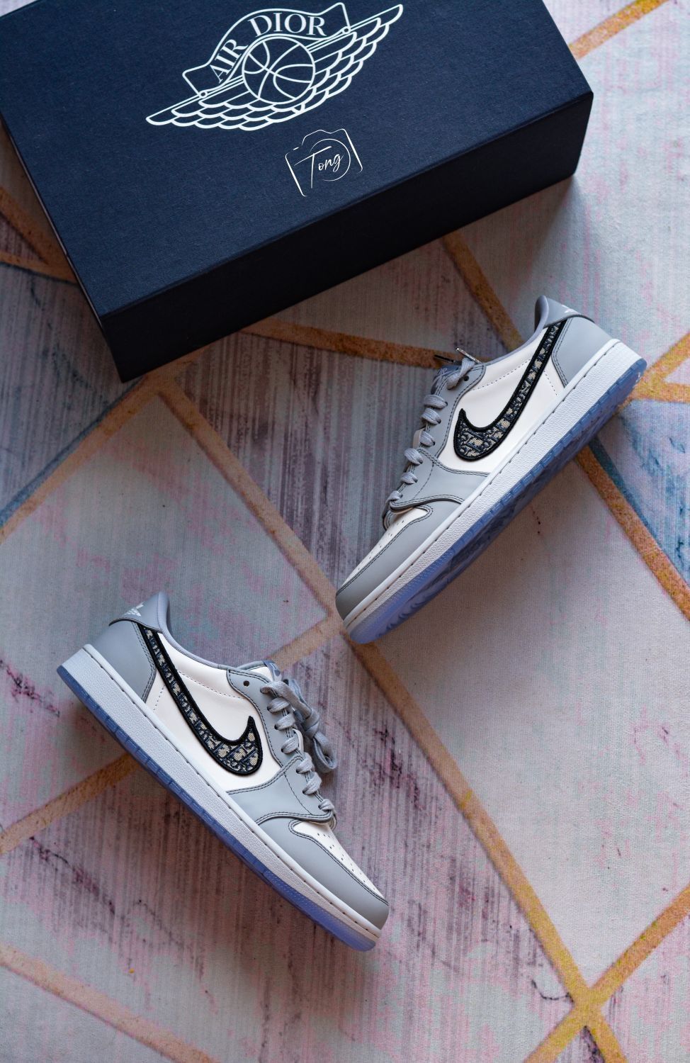 用Dior的方式打开Air Jordan 1