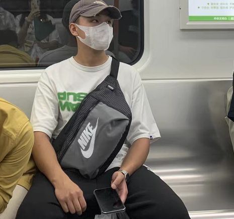 Nike Tech 网格印花腰包，简约实用。
