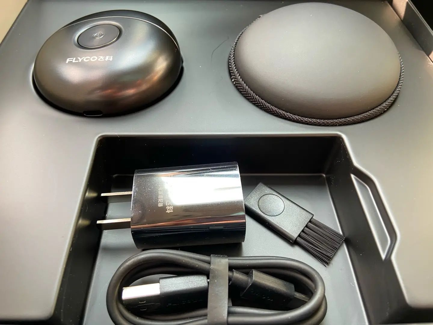 便携又酷炫的飞科FS891剃须刀