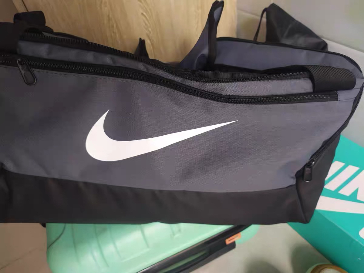 Nike 经典耐用大容量收纳隔层训练行李包分享