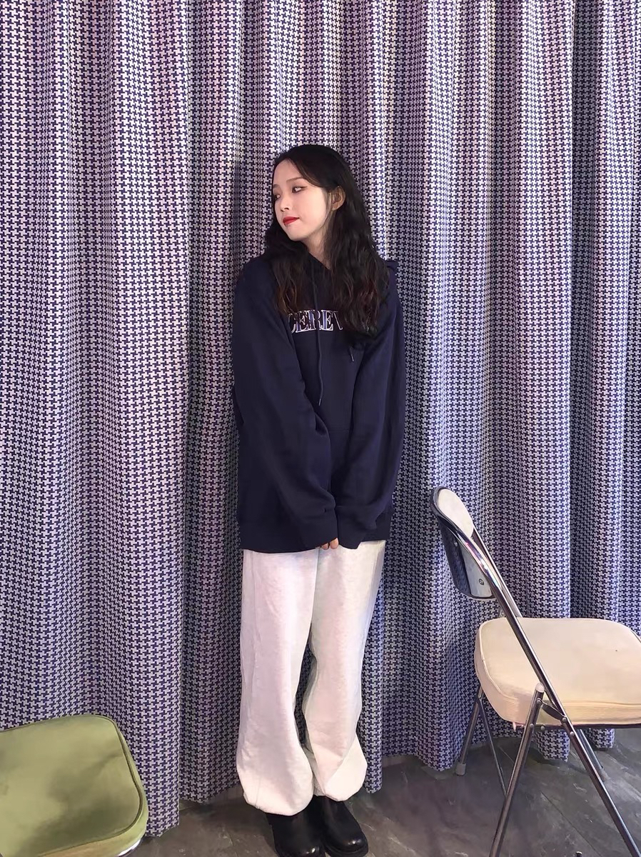 宽松卫裤显瘦显腿长 尽显青春活力