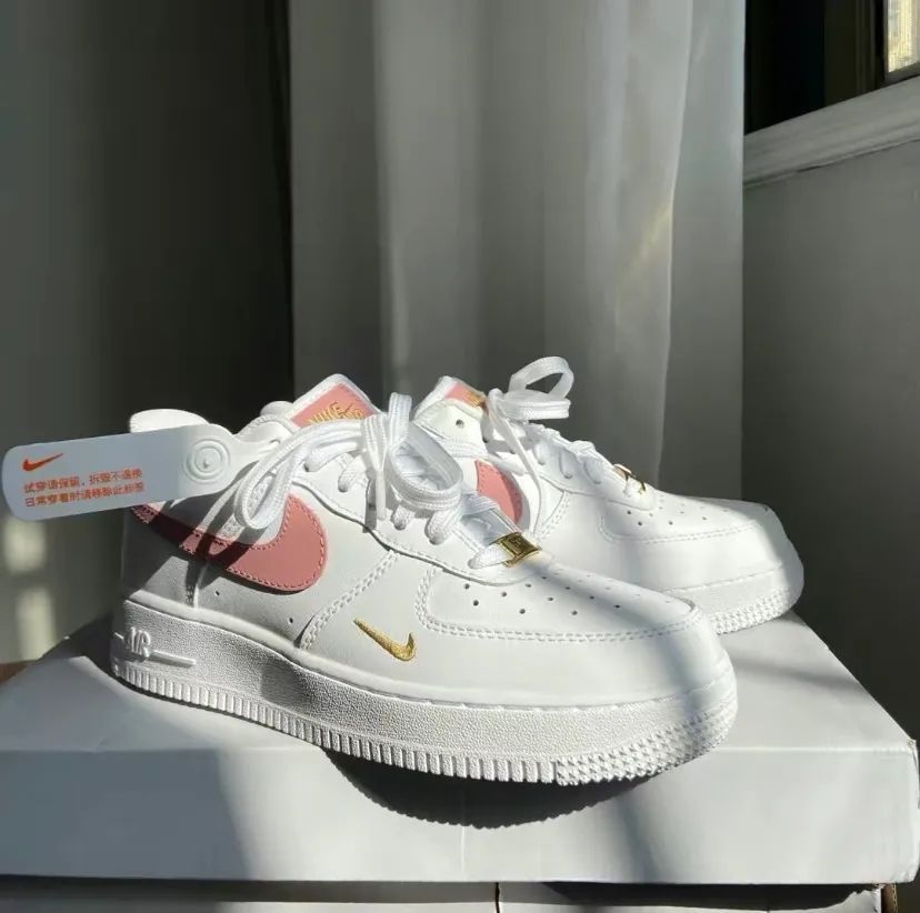 最少女心Nike空军一号｜AF1白粉色

🥛🍓牛奶草莓可盐可甜！
	
这双炒鸡夏天的配色啊 粉钩