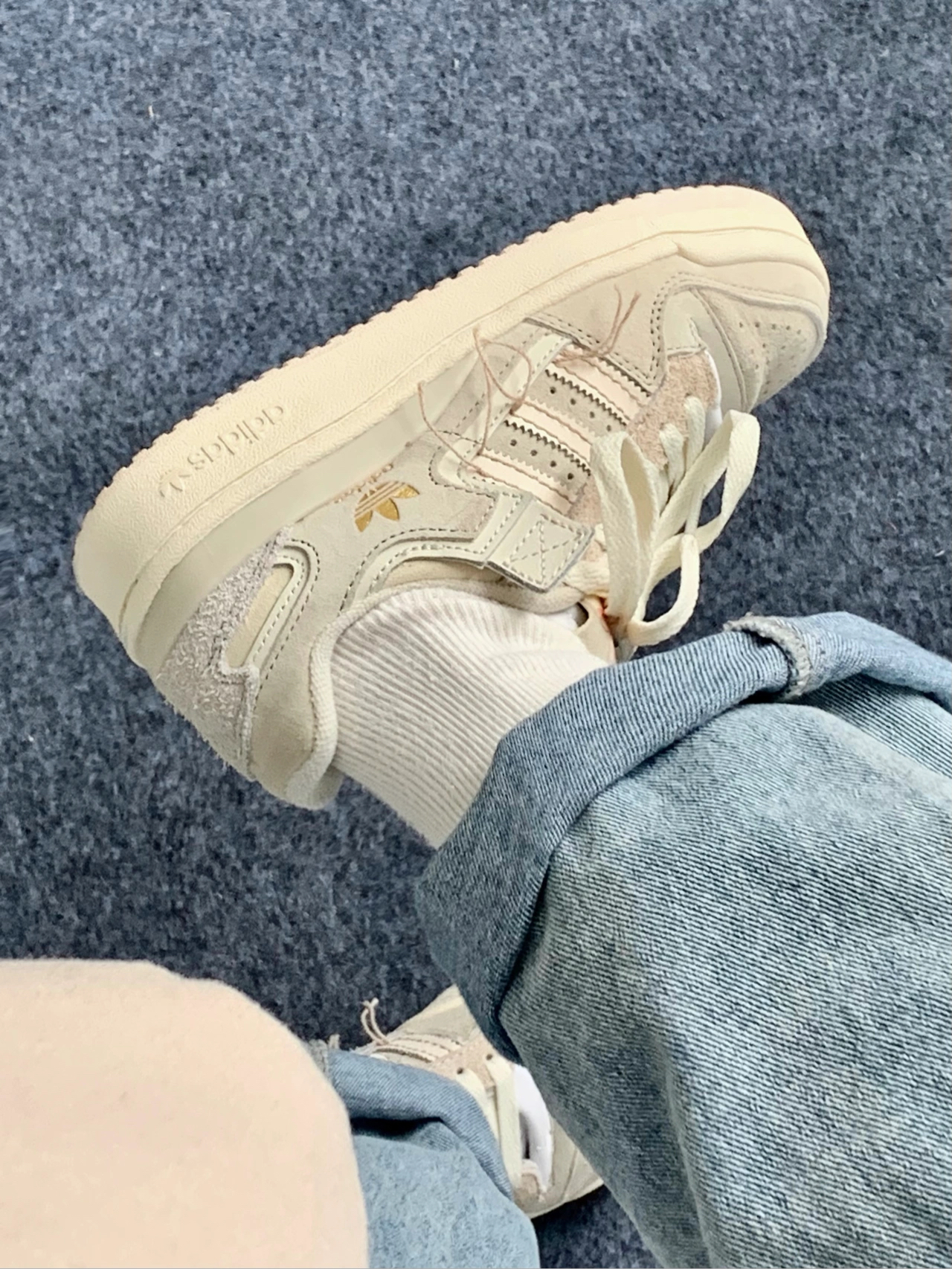 🍭复古潮牌板鞋给阿迪设计师加鸡腿🍗
阿迪Forum84街头复古运动板鞋经典百搭
米白色搭配淡粉色