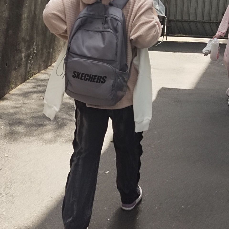 光下有点暗紫色 很好看 很特别