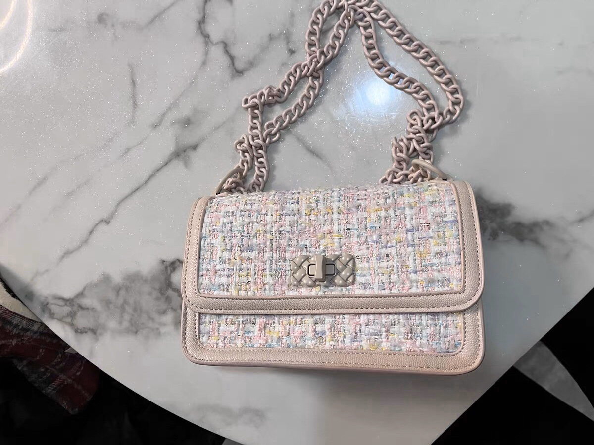 CHARLES＆KEITH 菱格斜挎包 分享