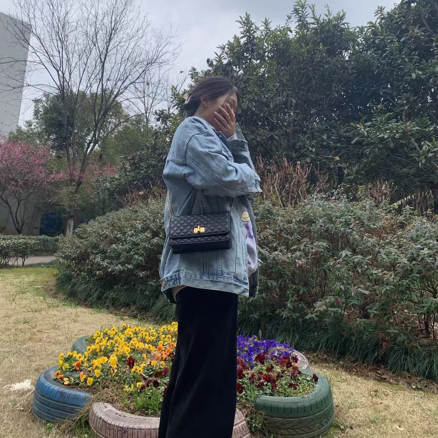 是很适合春天的CK菱格小包呀！