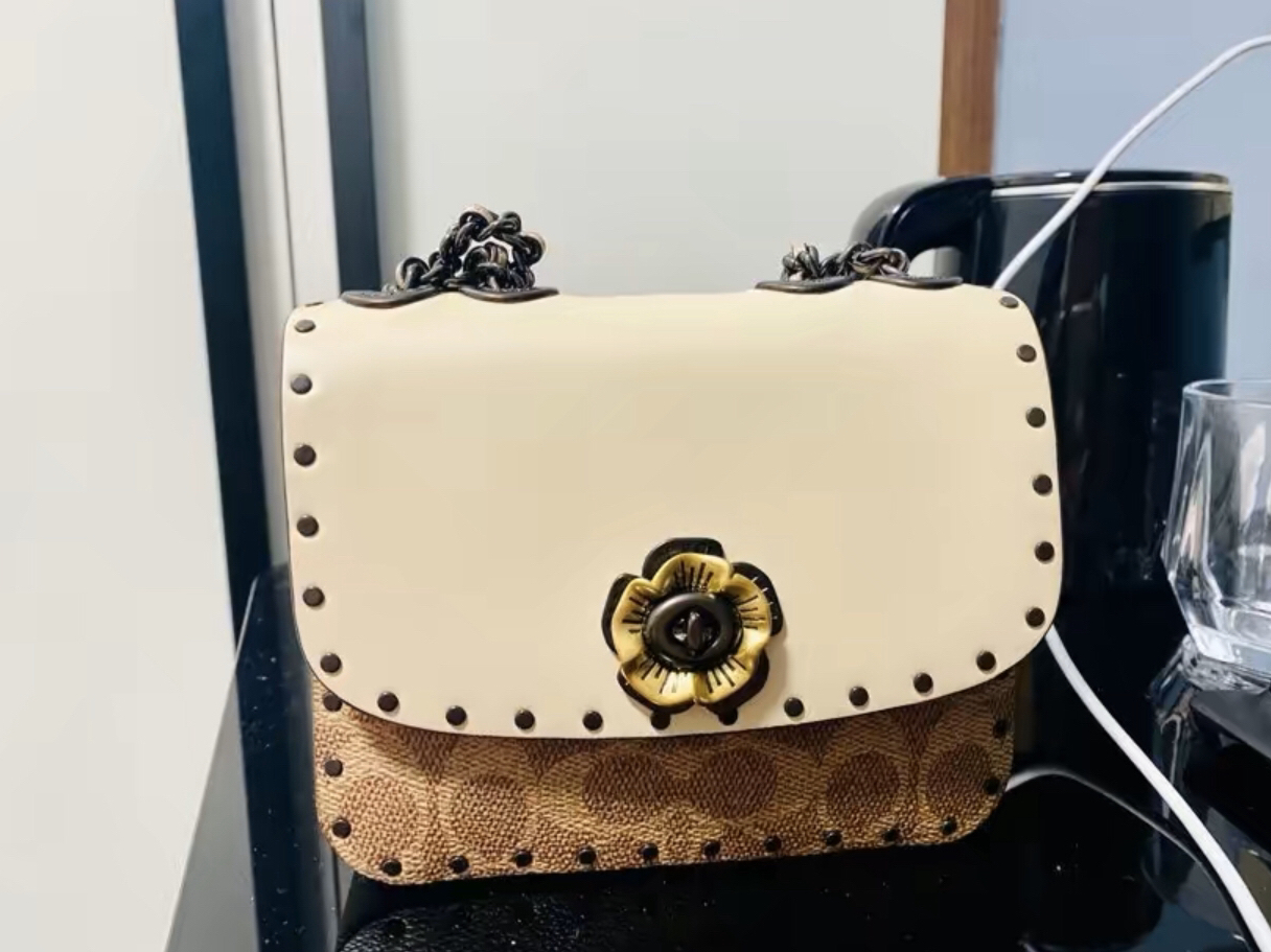 Coach Madison 山茶花斜挎包 分享