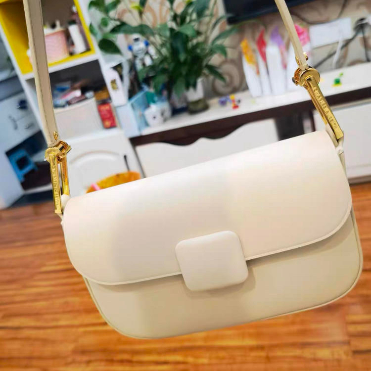 【郑秀晶同款】 CHARLES＆KEITH 蓬蓬 纯色方形女士腋下单肩包 分享