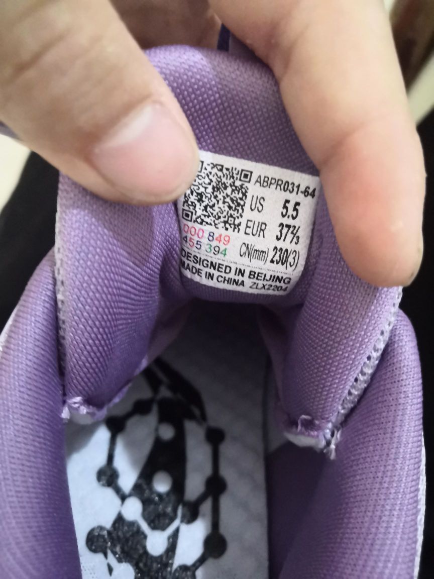 这个👟球鞋名称：

🔍设计亮点：

⛹️