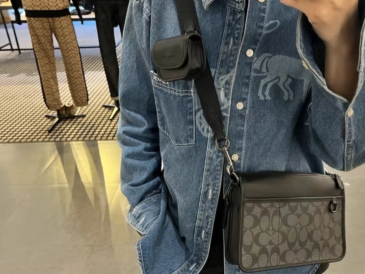 Coach 拼色经典标志多功能斜挎包 分享
