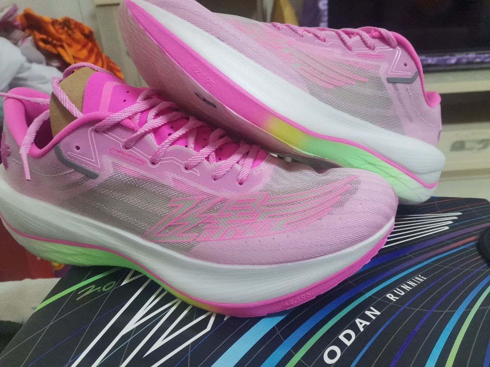 国货之光👟球鞋名称：

🔍设计亮点：颜色