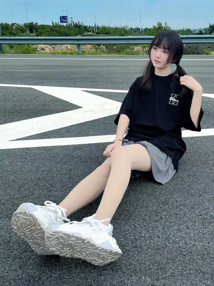发现一件超酷的黑色短袖