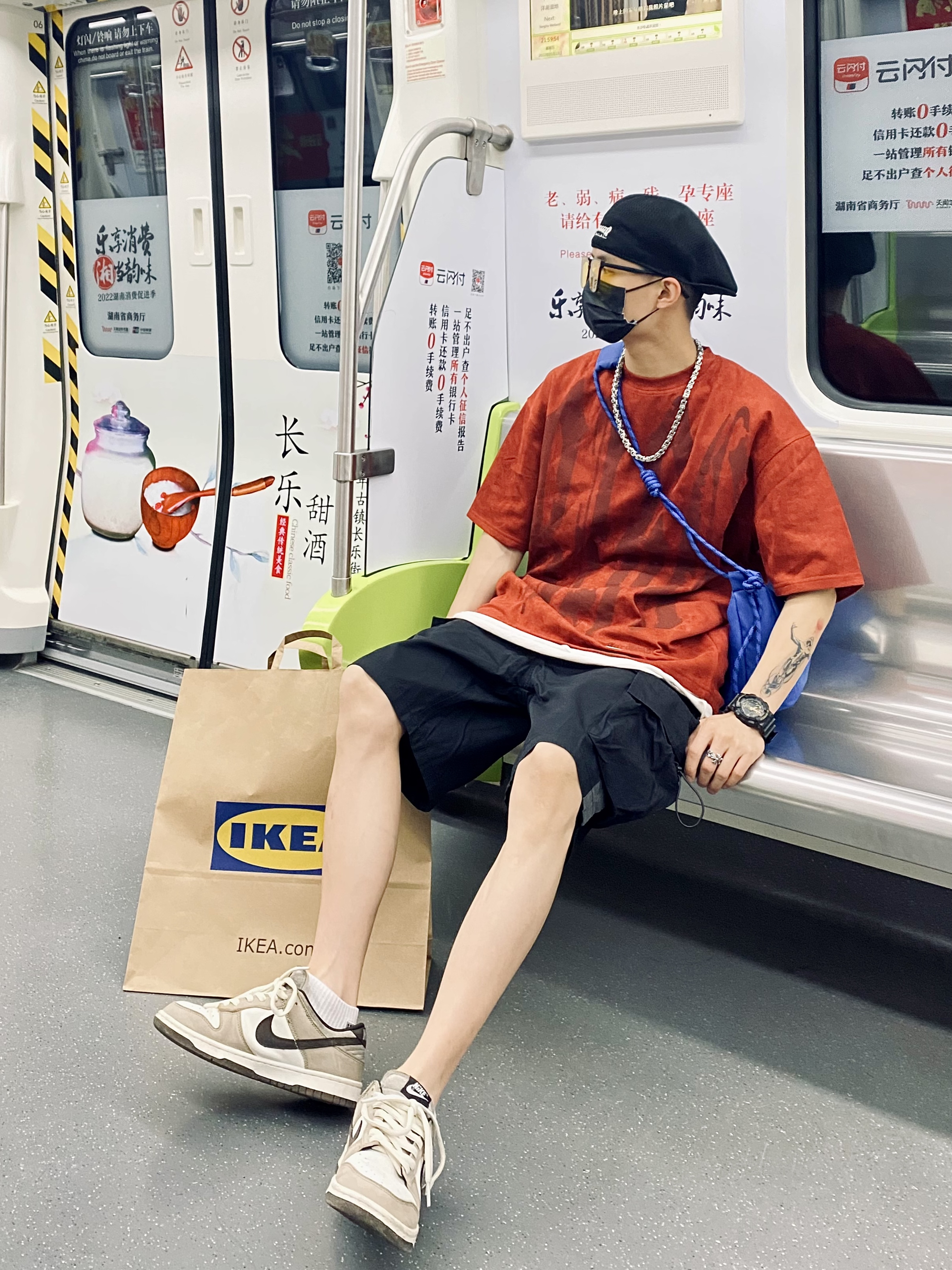 长沙地铁三号线🚇这位小哥哥穿搭让人很舒服呀！