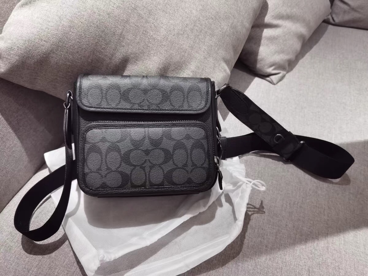 Coach 经典标志翻盖男士斜挎包
