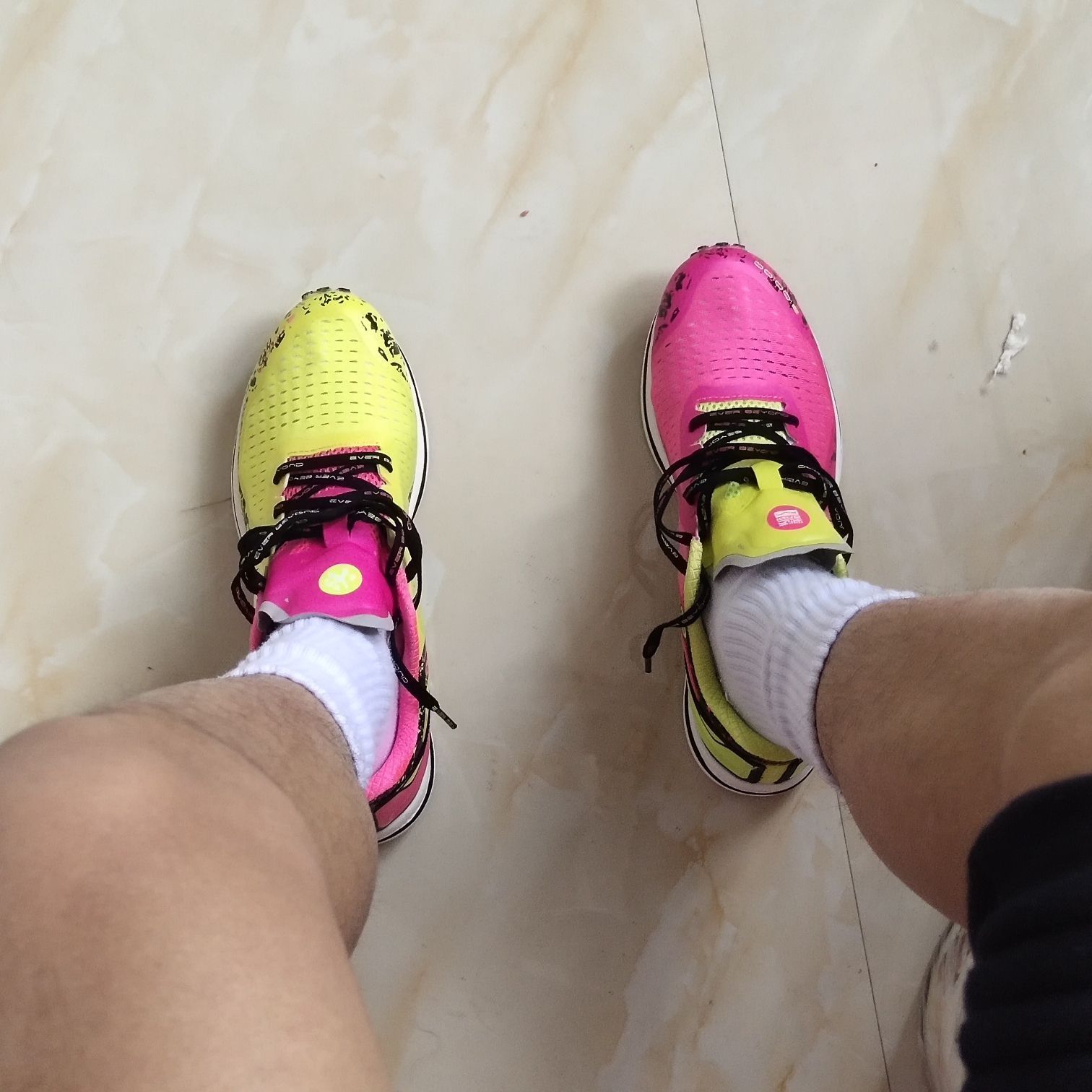👟球鞋名称：必迈42kpb

🔍设计亮点