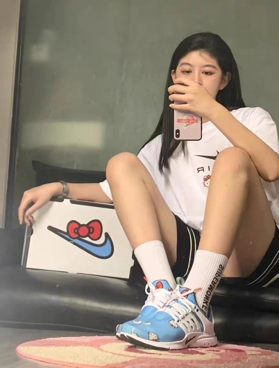 Nike x Hello Kitty锁了