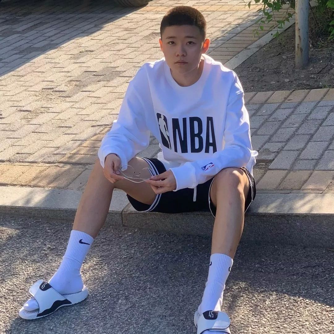 JACK JONES 潮流圆领运动卫衣男生穿搭分享
