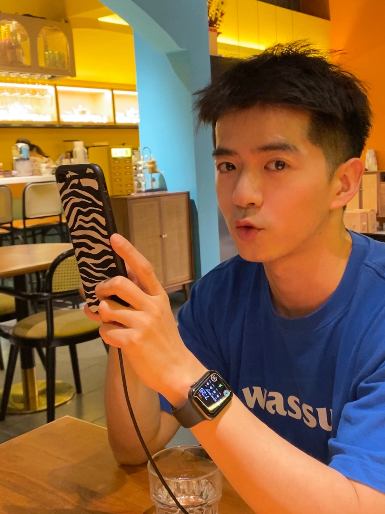 今天的你看到的我是蓝色的