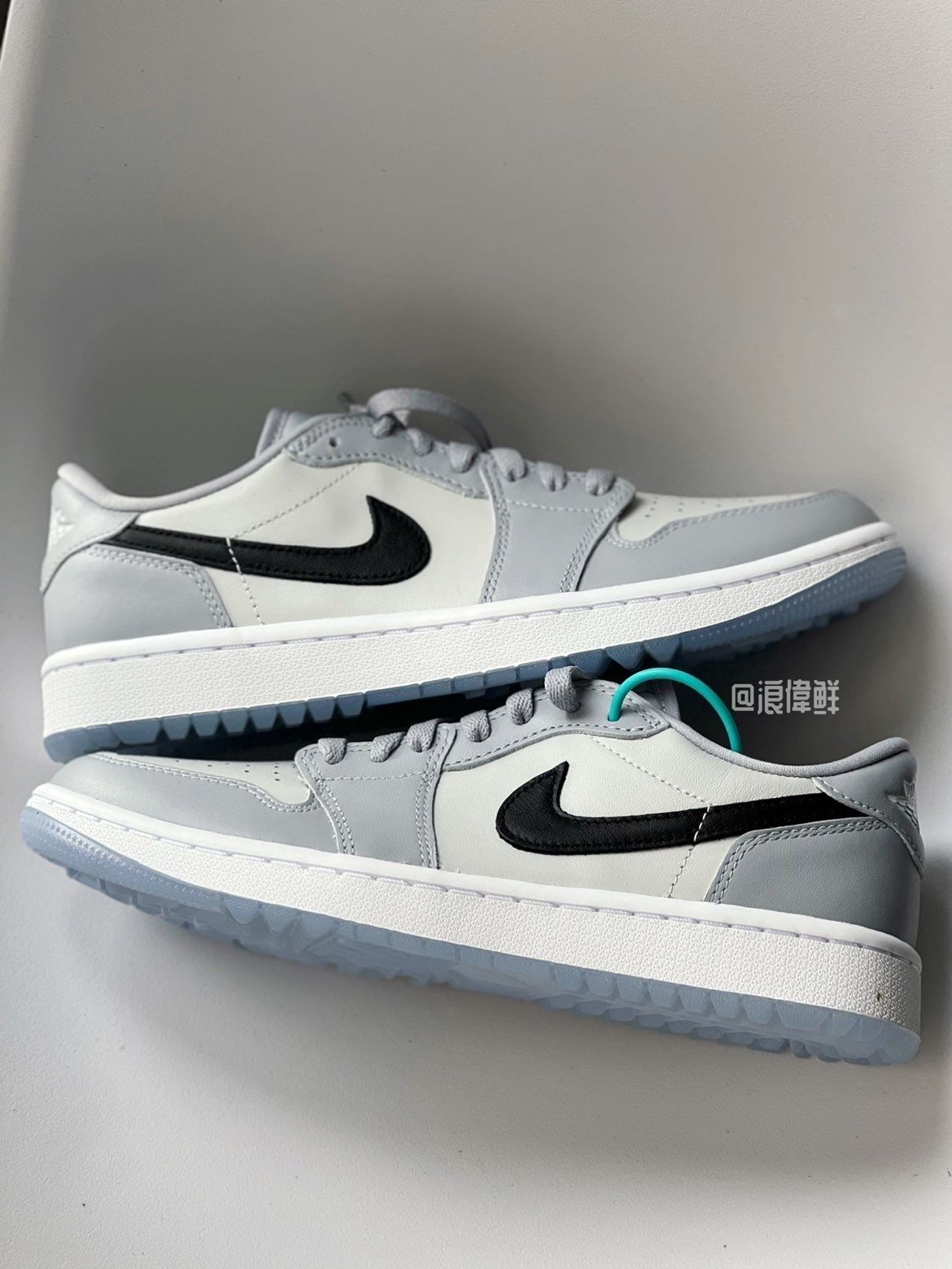 应该是目前最像Dior AJ1 Low的了～

👟整体以白色和灰色皮革为主调，鞋舌和鞋垫上印有 J