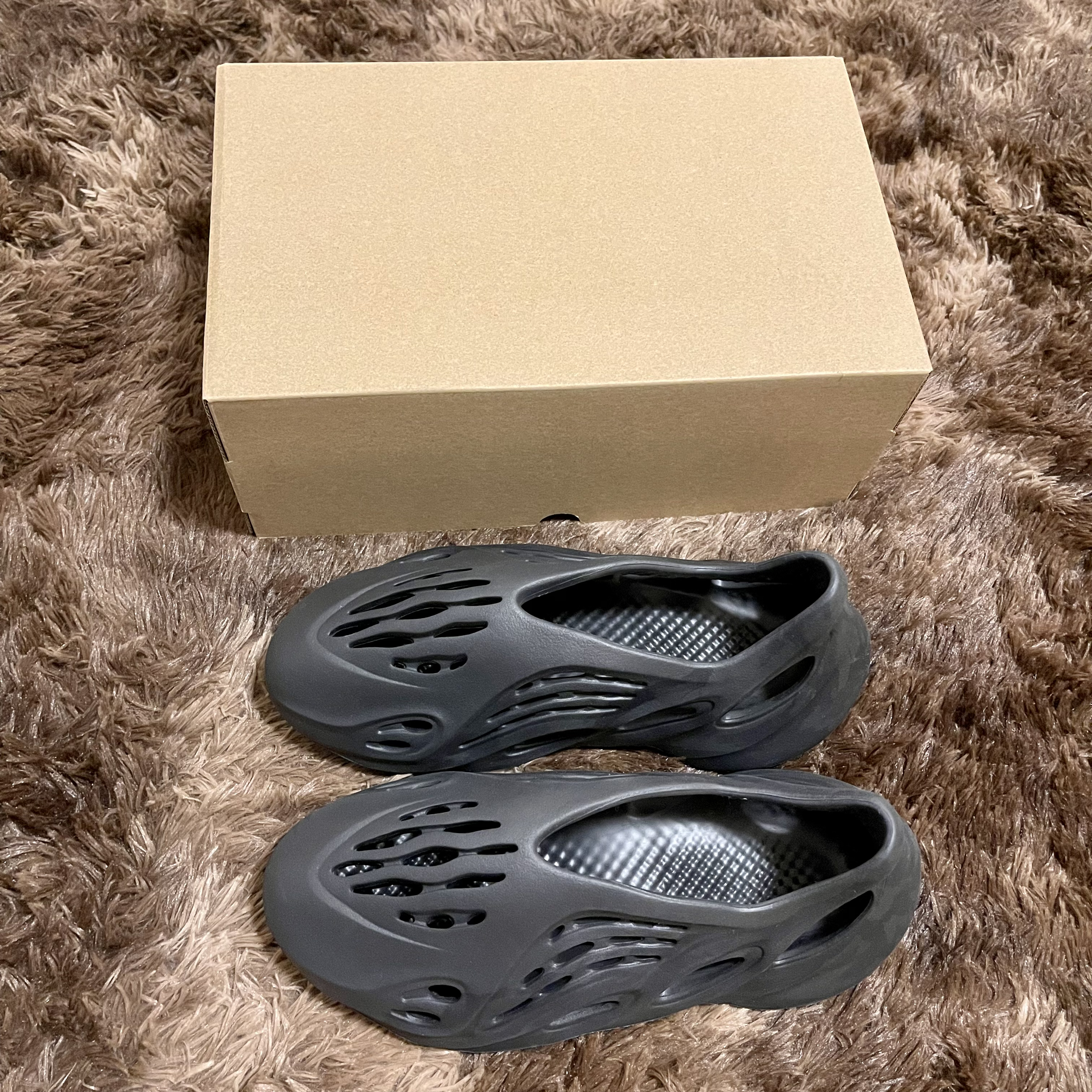 最"怪"Yeezy洞洞鞋｜全黑配色难道不应该准备起飞了吗？