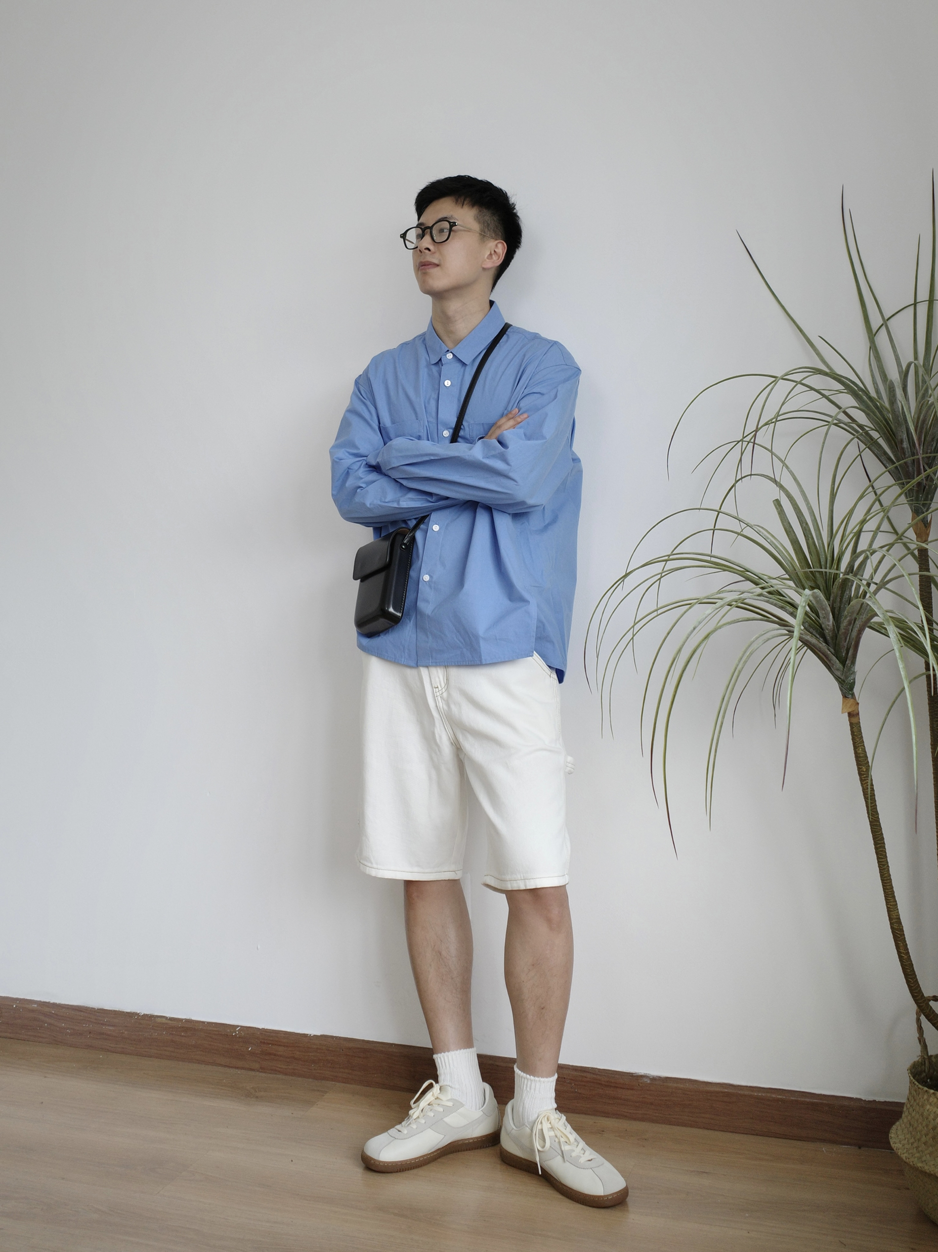 夏日穿搭｜这件蓝色衬衣颜色真的超正！