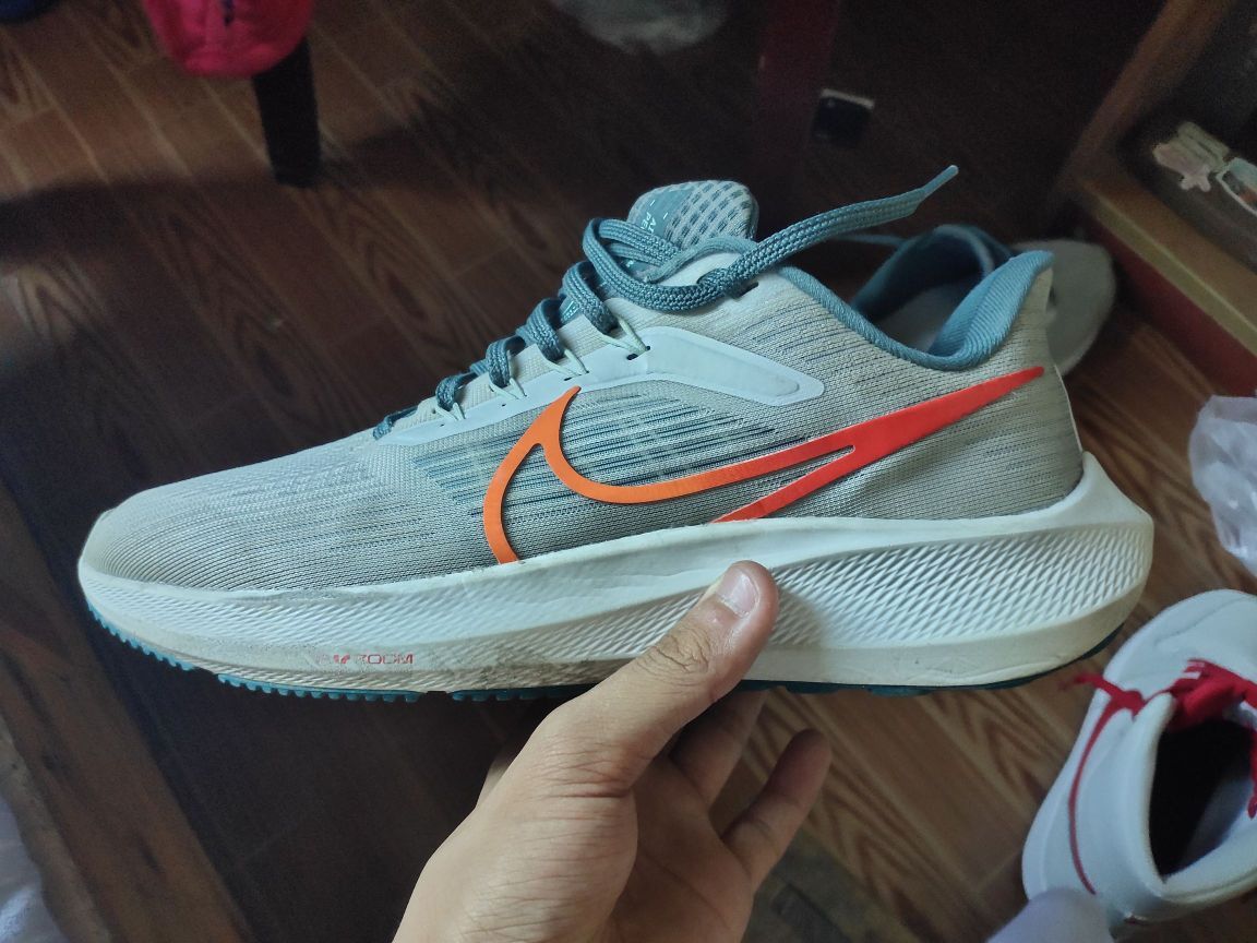 飞马39这个鞋型在官图上的流线型设计和整