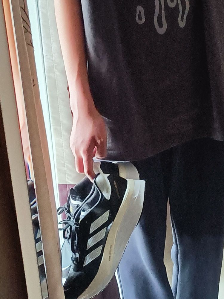 有点硬但毕竟只是中端 而且阿迪的都是穿久