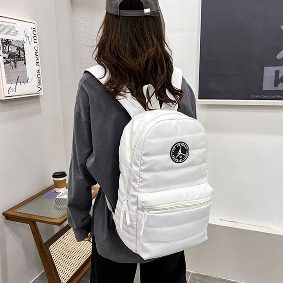 可爱的白色背包