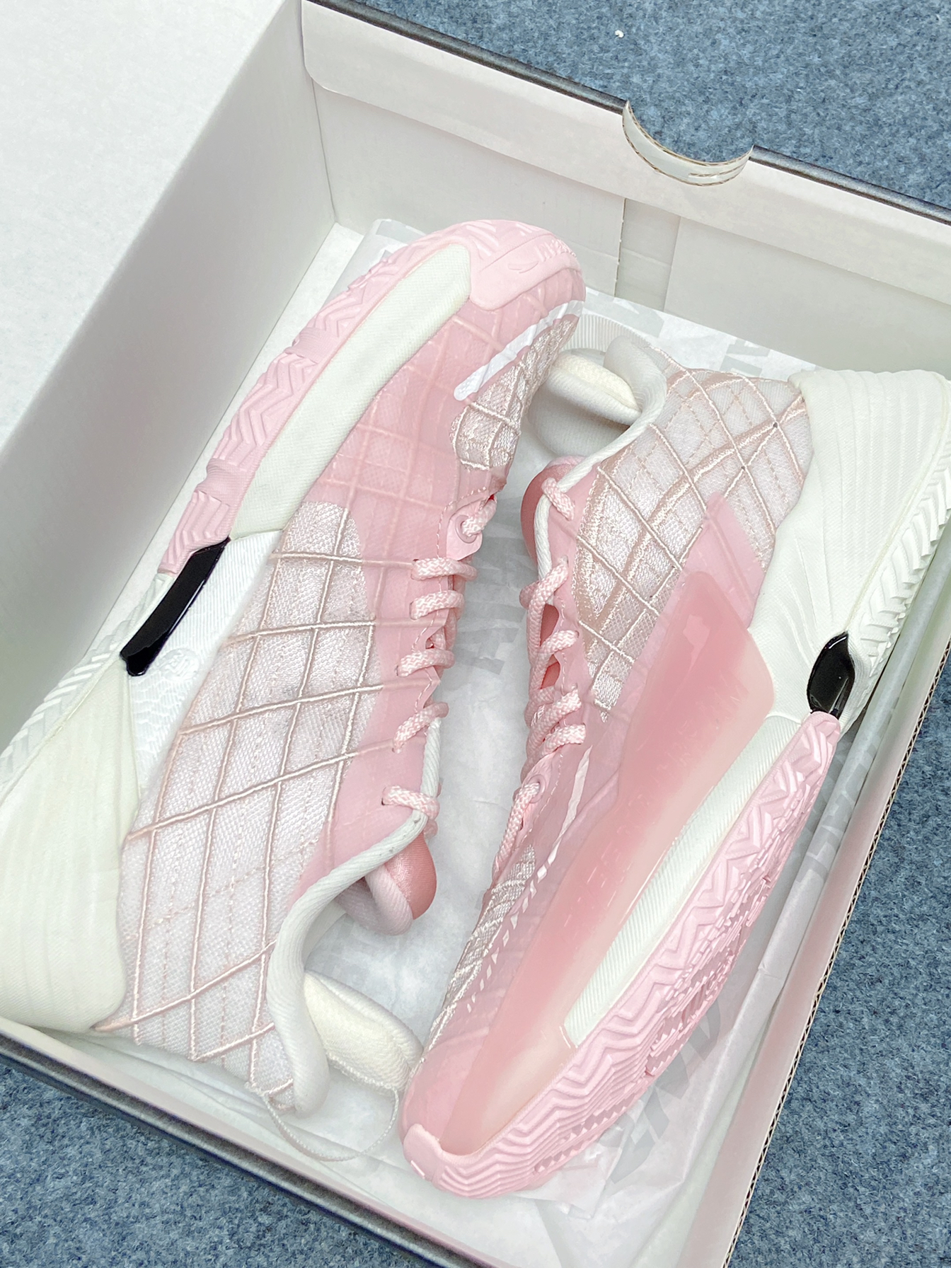 Nike阿迪都不要😂为啥喜欢这粉色球鞋⁉️