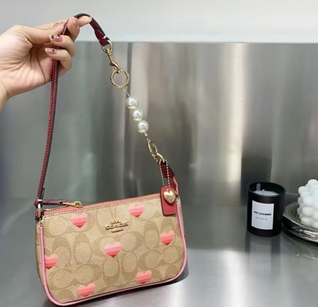 COACH 蔻驰 Nolita 系列19爱心印花手腕包