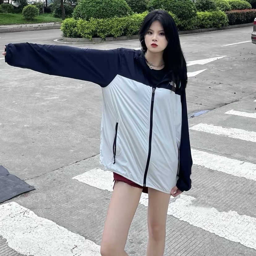 街头宽松慵懒，男女都可穿的北面防晒衣。