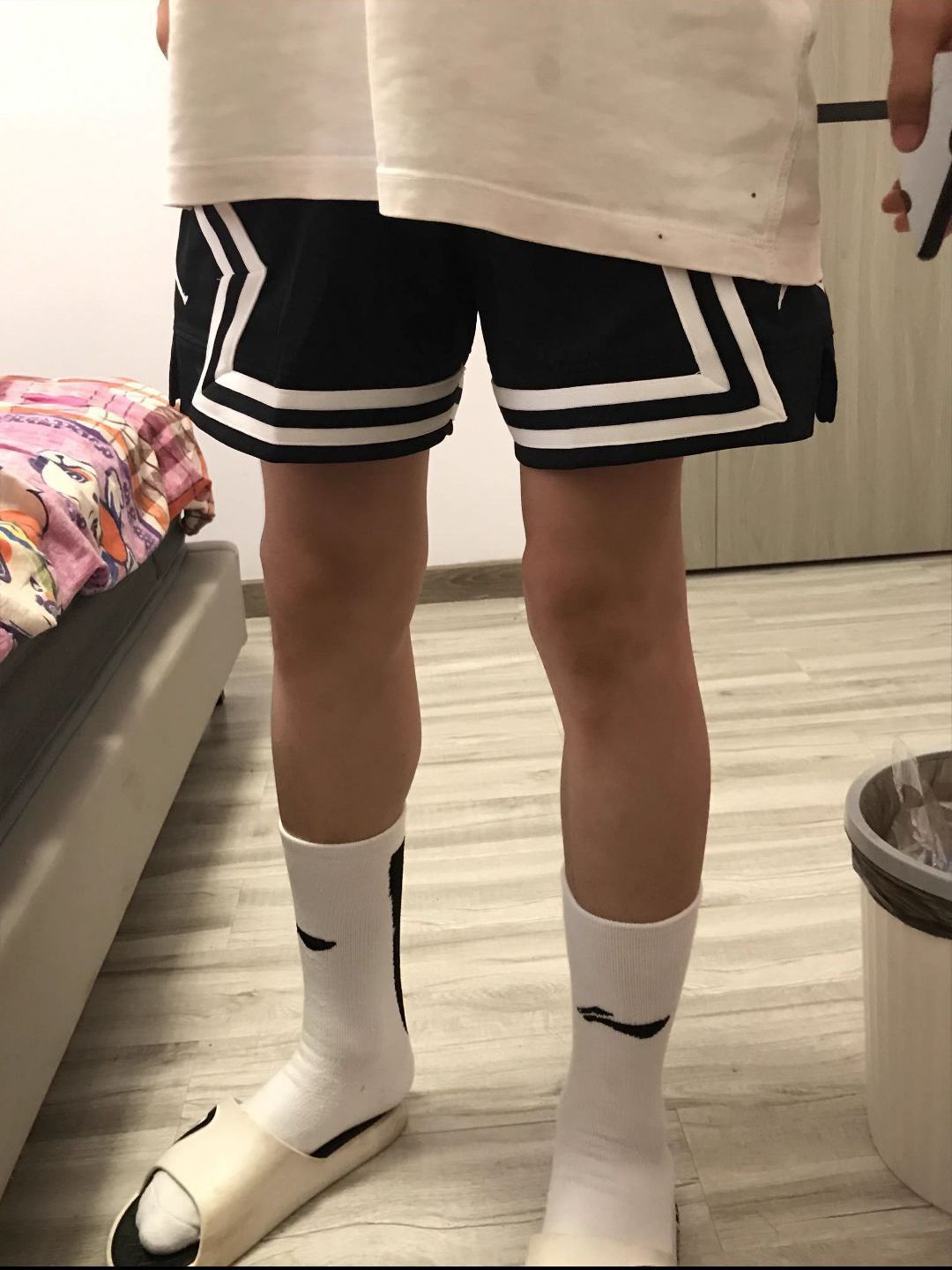 李宁中筒袜，不要太好搭～