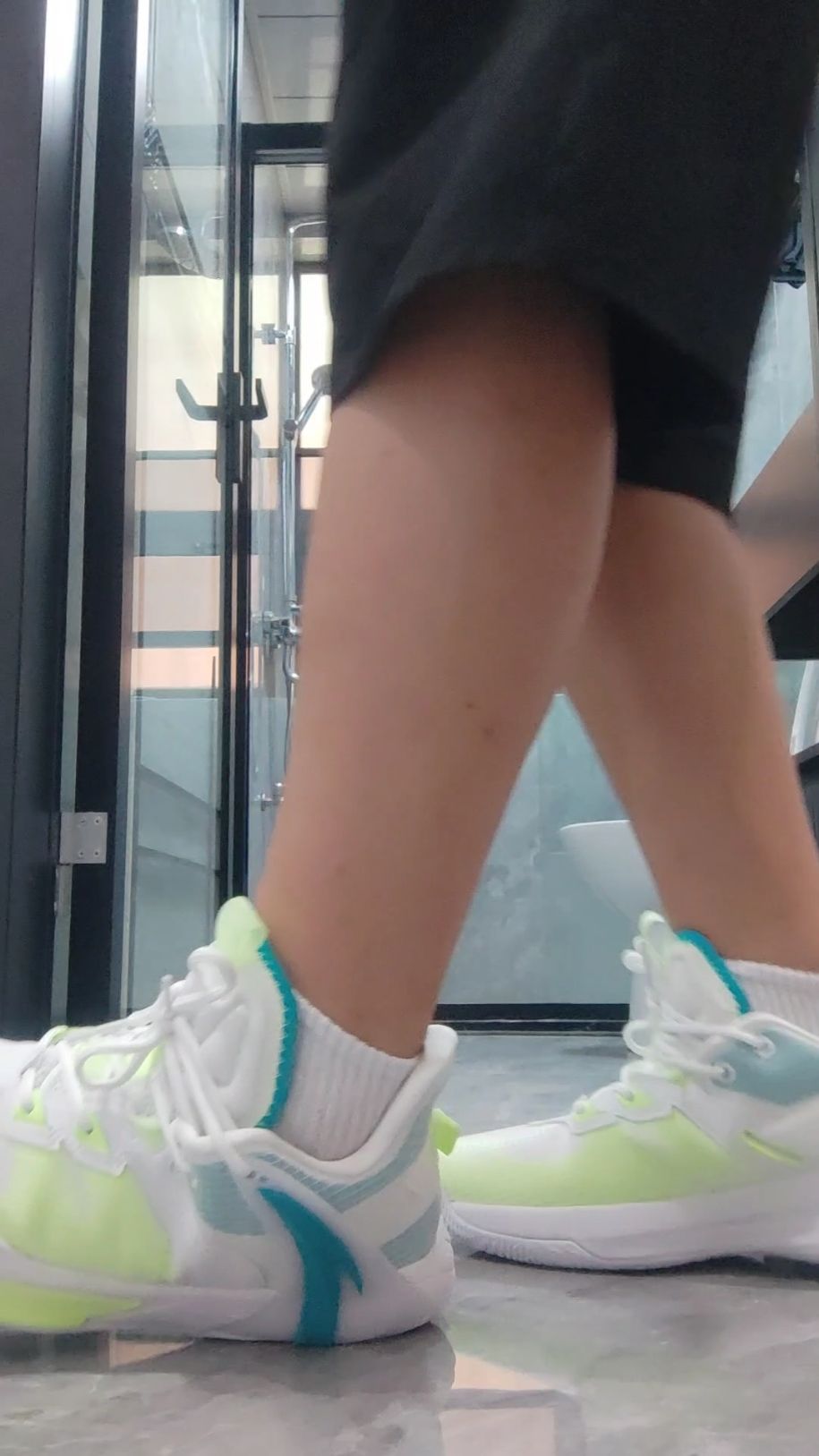 个人觉得包裹鞋面强度抗扭都很好防侧翻一般抓地力也很好鞋垫下面有一大块抗扭板脚感很软场地很好耐磨一般