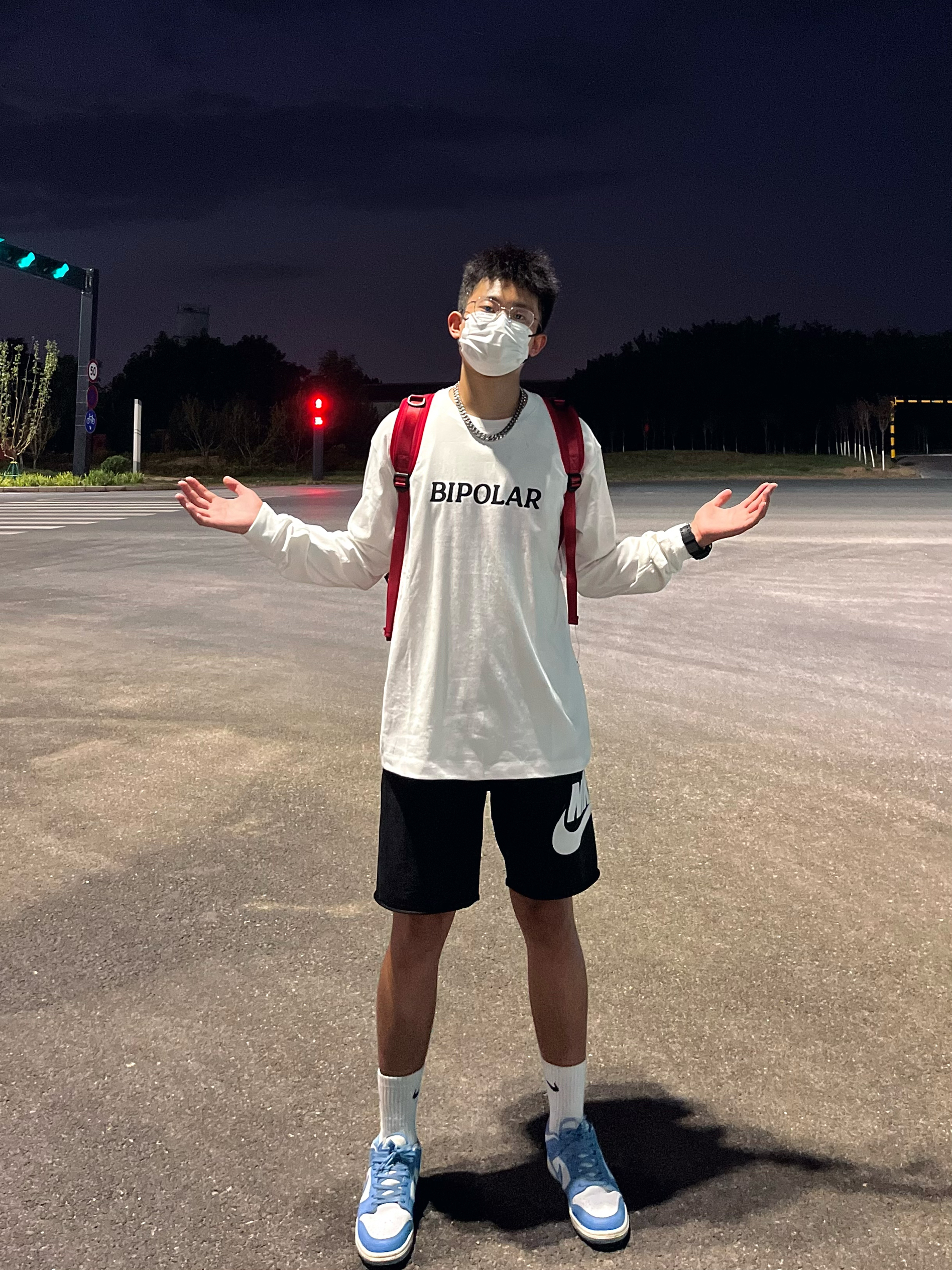 双手一摊？🤔
