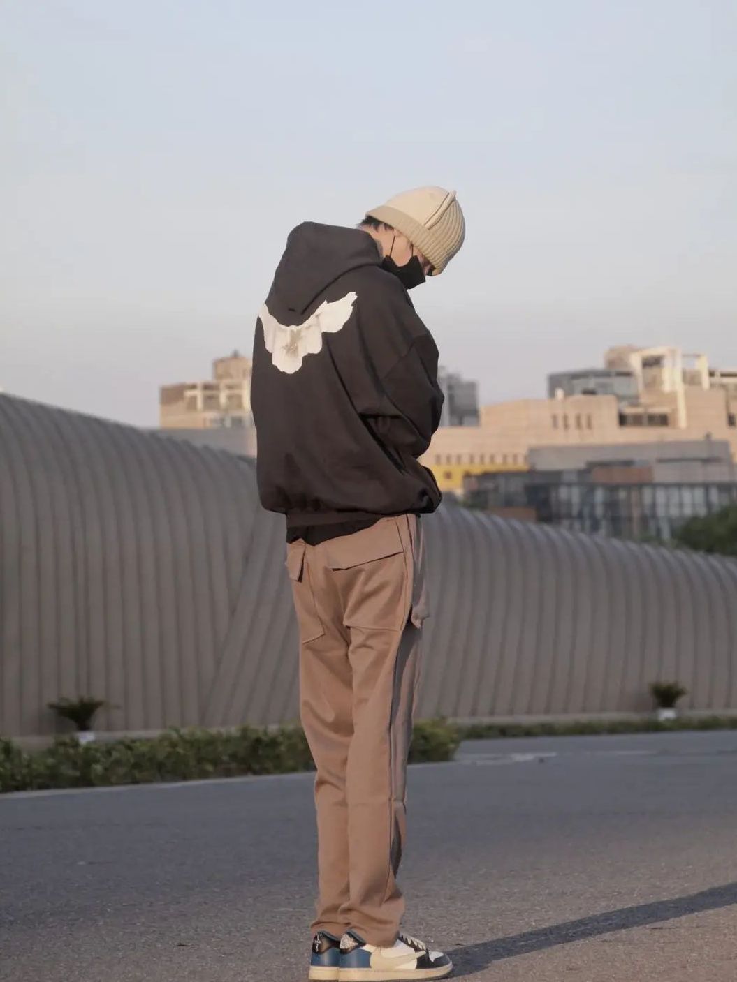 Gap x Yeezy x Balenciaga联名鸽子印花连帽卫衣酷帅穿搭分享