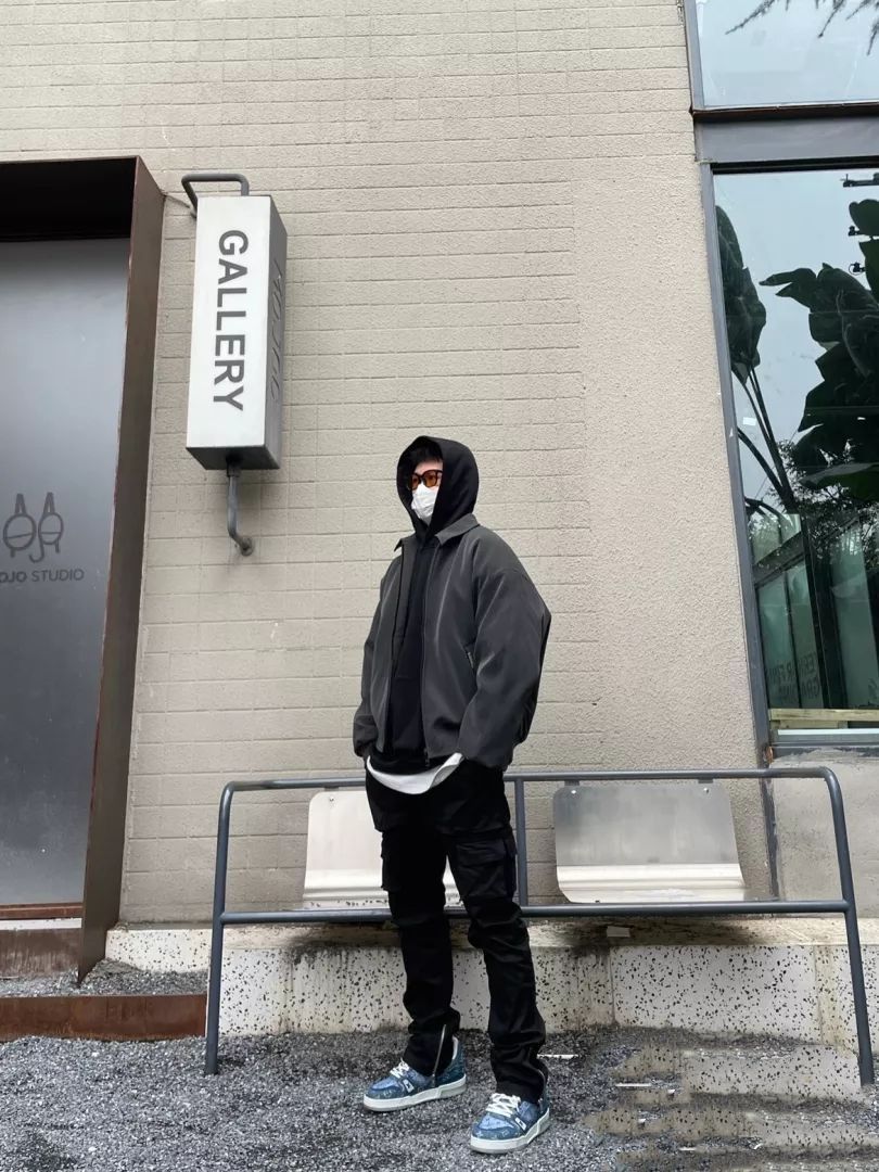 压印logo翻领皮夹克超酷穿搭