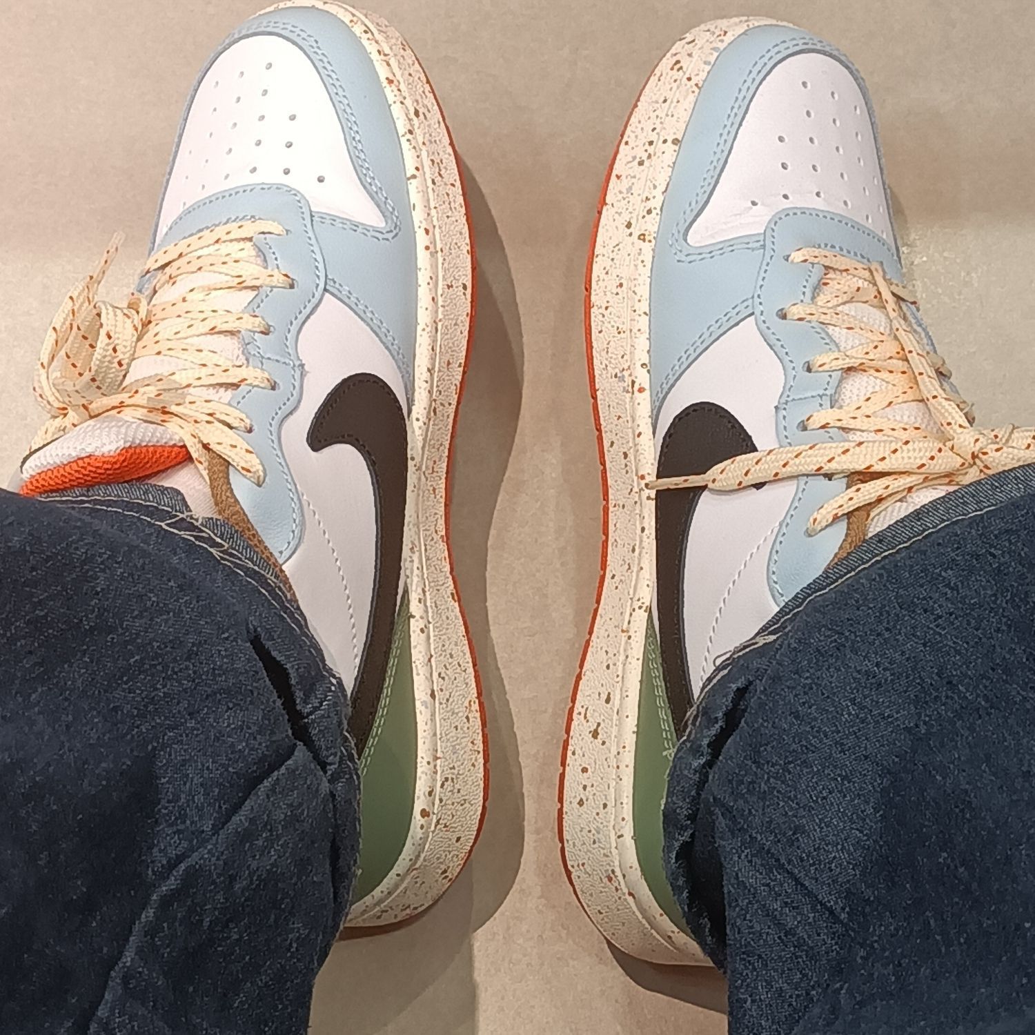 超好看，刚到手有点硬，穿几天舒服多了