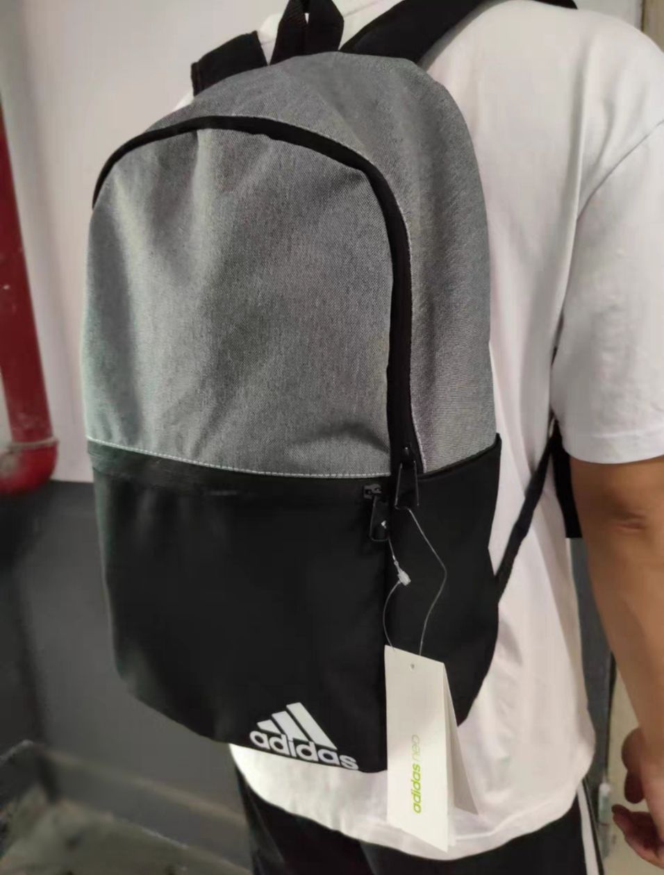 阿迪双肩包