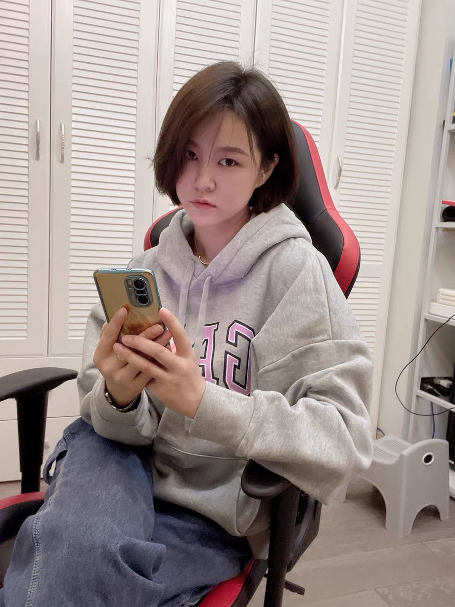 灰色休闲款卫衣｜搭配休闲裤超好看