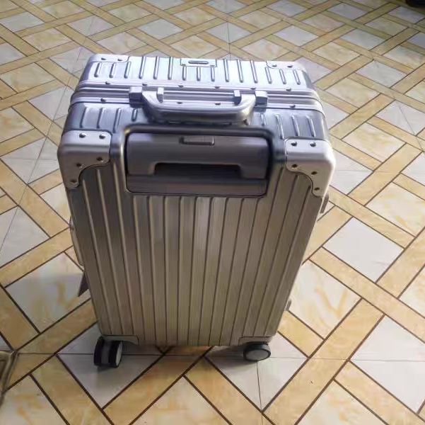 卡帝乐鳄鱼 铝框行密码拉杆箱分享