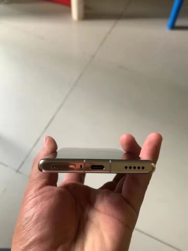 荣耀V40，荣耀V40虽然搭载天玑100