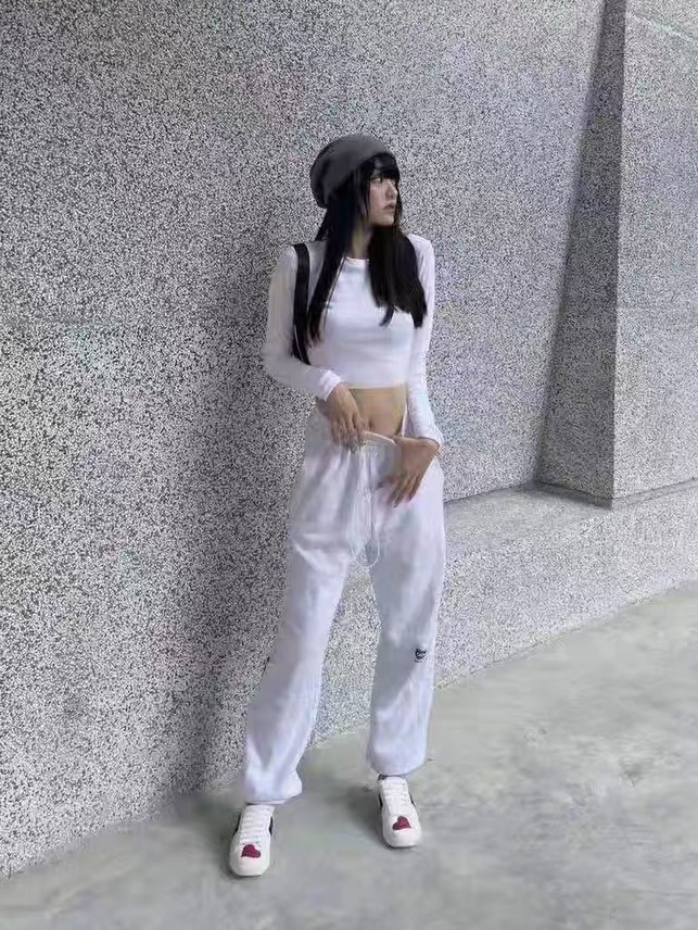 女生都喜欢的短款上衣