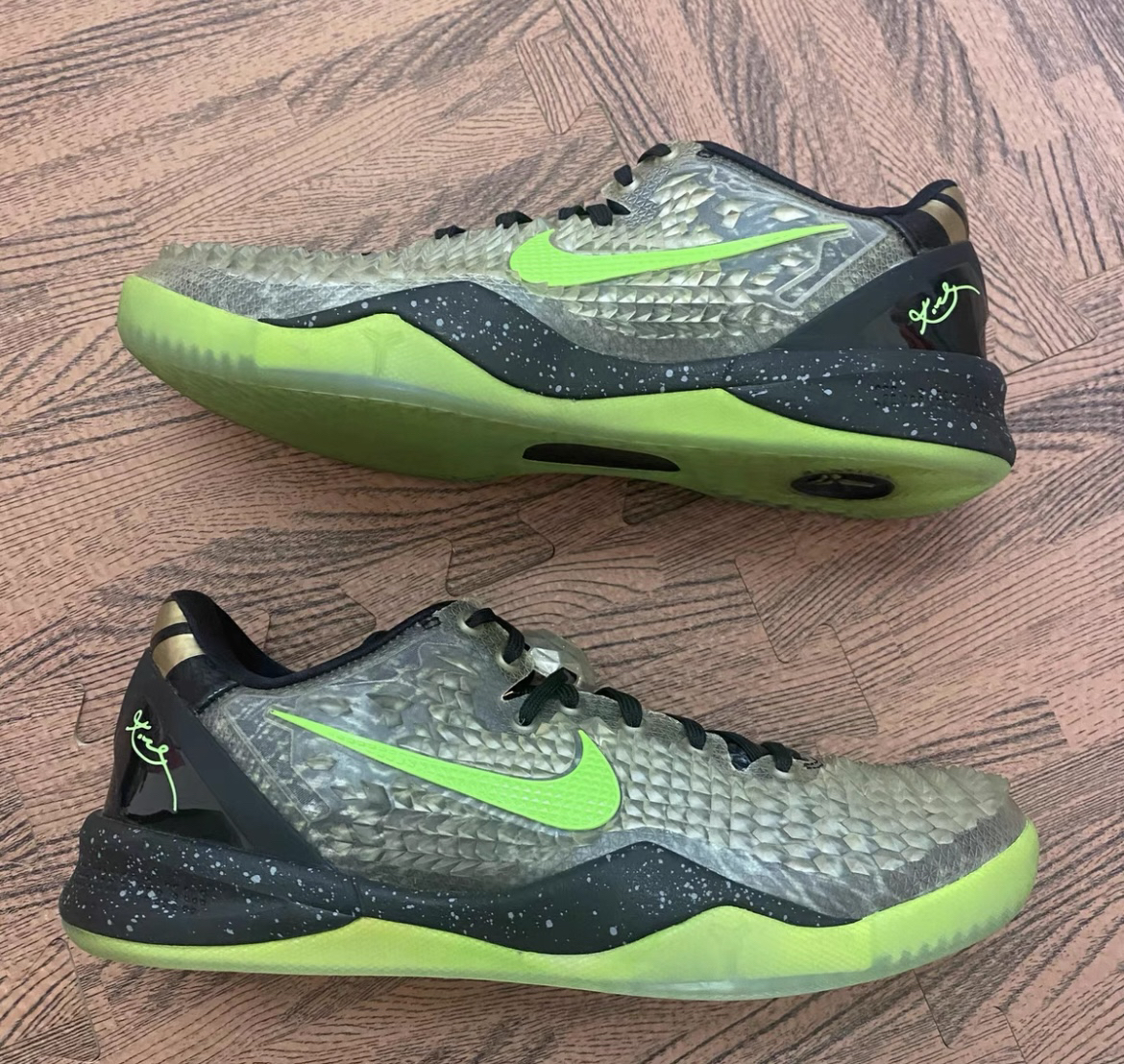 开学必备球鞋 nike kobe 8 圣诞龙鳞！！！🔥🔥🔥