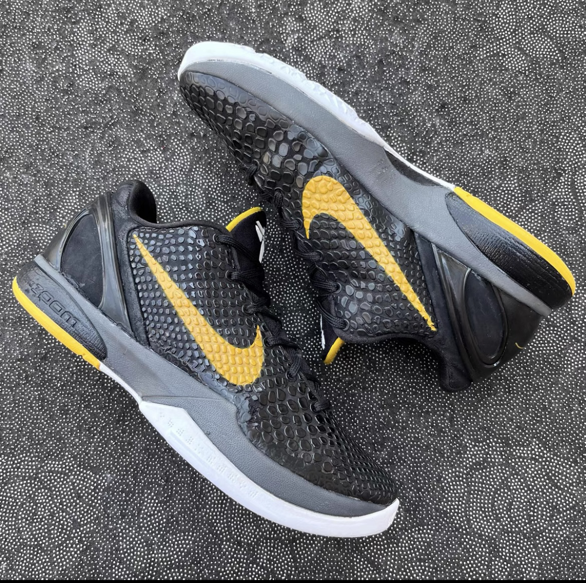开学球鞋必备 nike zoom kobe 6黑黄！！！🔥🔥🔥🔥