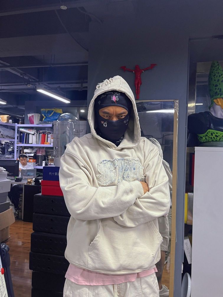 男生街头穿搭，简单的白色卫衣也可以很高级